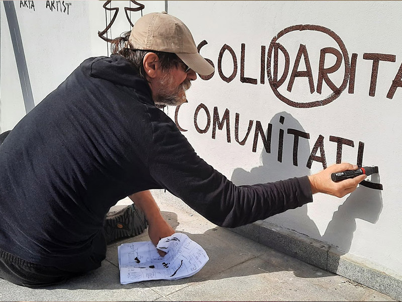 Dan Perjovschi: intervenție murală pe fațada Galeriei Aparte